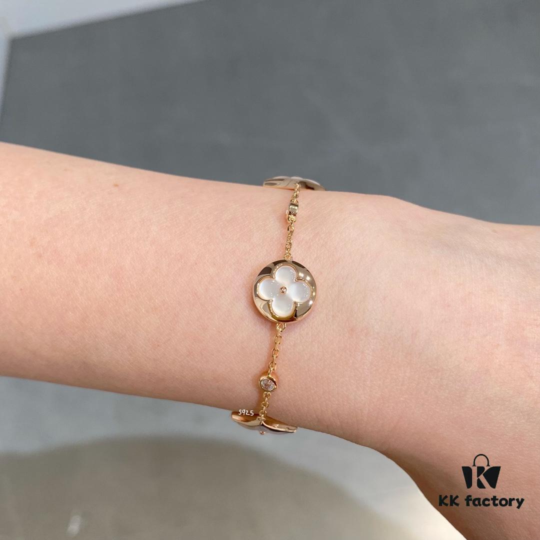 Four-flower bracelet, a fairy-like jewelry piece that's beautiful worn alone and doesn't require layering—economical and elegant!