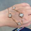 Four-flower bracelet, a fairy-like jewelry piece that's beautiful worn alone and doesn't require layering—economical and elegant!