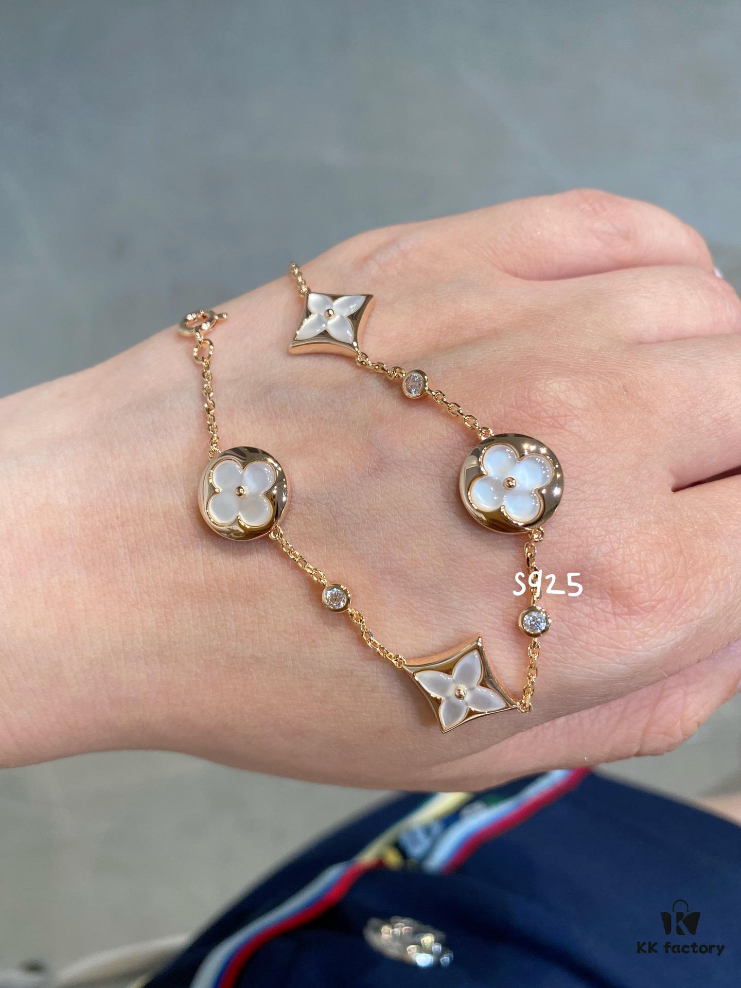Four-flower bracelet, a fairy-like jewelry piece that's beautiful worn alone and doesn't require layering—economical and elegant!
