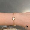Four-flower bracelet, a fairy-like jewelry piece that's beautiful worn alone and doesn't require layering—economical and elegant!