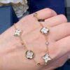 Four-flower bracelet, a fairy-like jewelry piece that's beautiful worn alone and doesn't require layering—economical and elegant!