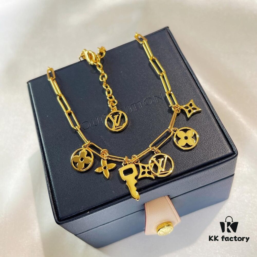 👑LV Louis Vuitton Fall/Winter 2021 Fashion Chunky Chain Multi-Floral Necklace, New Arrival, Stylish Combination with LV Signature Elements, Official Website Selected Design Featuring Brilliant Faceted Craftsmanship for a Lustrous, Eye-Catching Shine from Every Angle, Elegant and Highly Recognizable with Minimalist Design