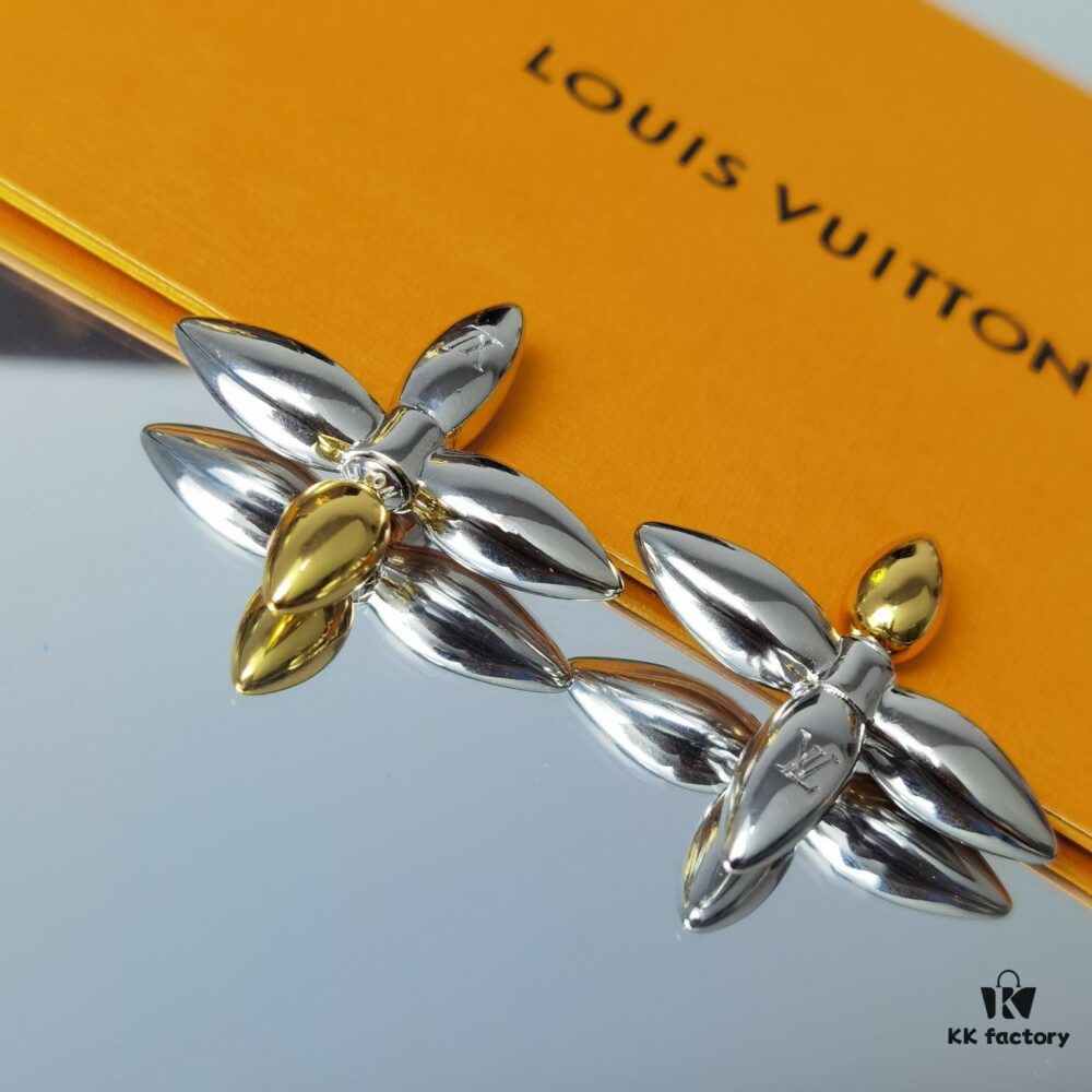 Lousiette Stud Earrings Subtly Presenting the Quiet Bloom of Monogram Flowers