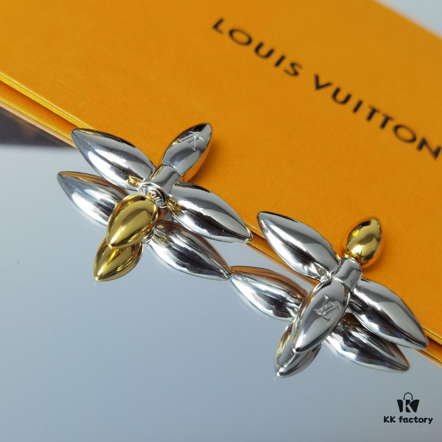 Lousiette Stud Earrings Subtly Presenting the Quiet Bloom of Monogram Flowers