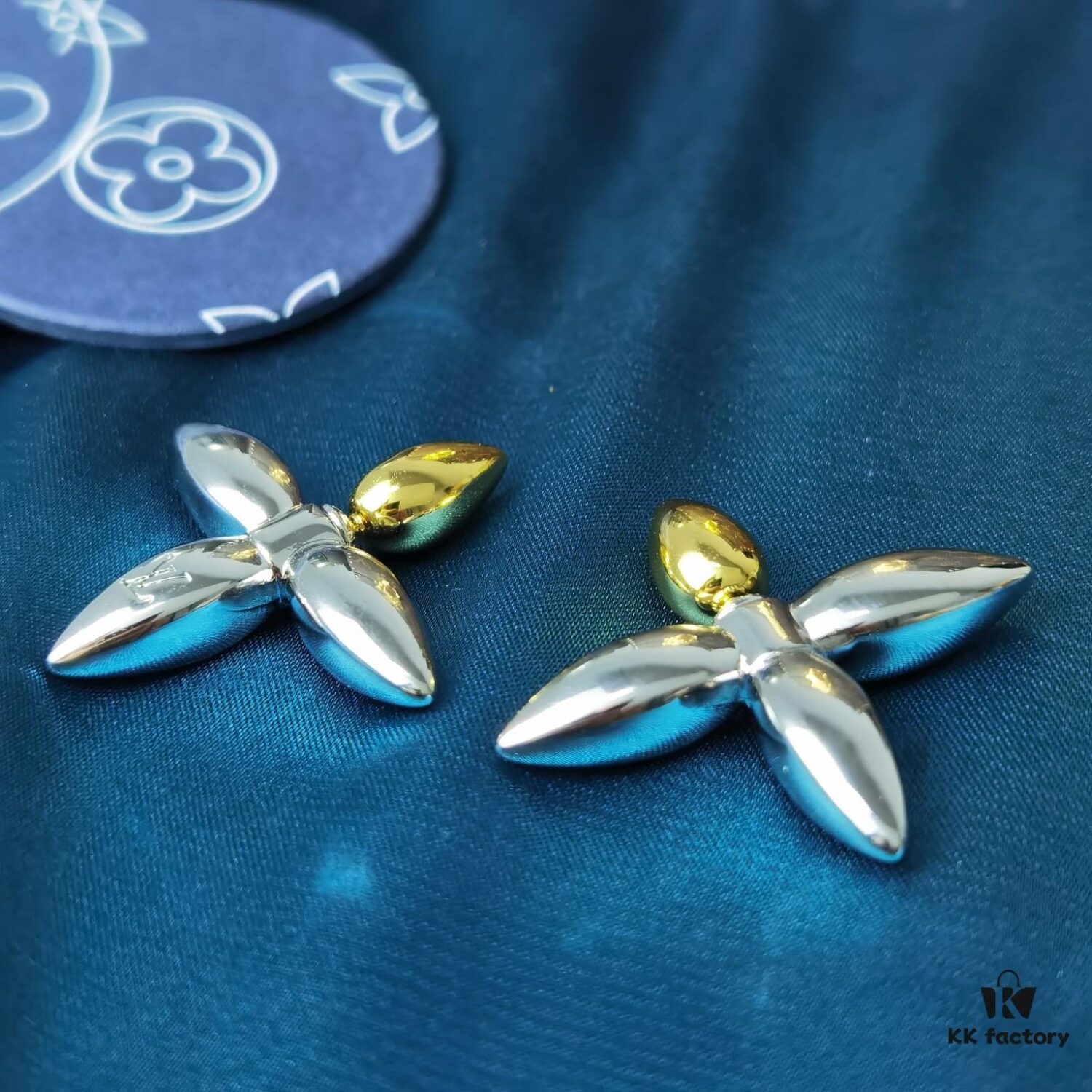 Lousiette Stud Earrings Subtly Presenting the Quiet Bloom of Monogram Flowers