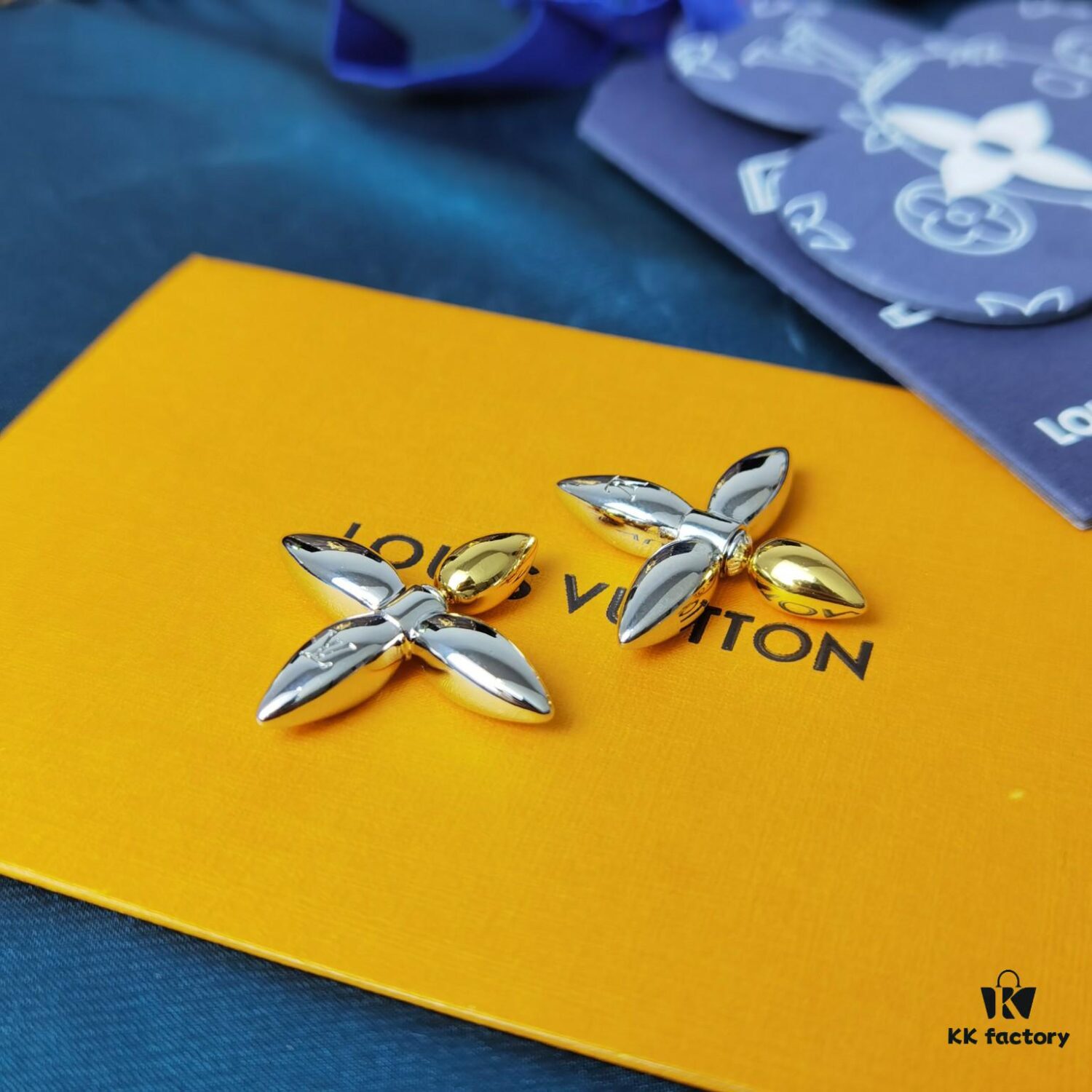 Lousiette Stud Earrings Subtly Presenting the Quiet Bloom of Monogram Flowers