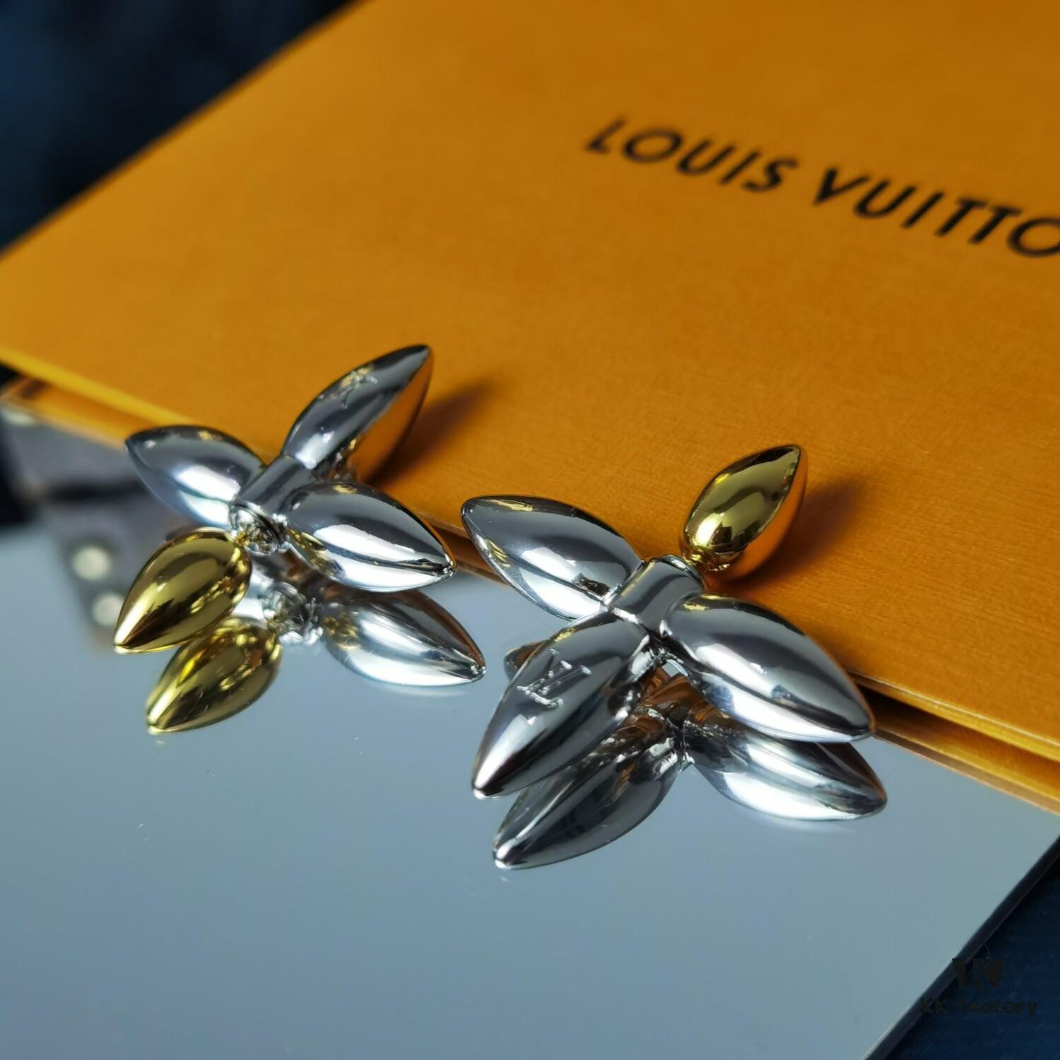 Lousiette Stud Earrings Subtly Presenting the Quiet Bloom of Monogram Flowers