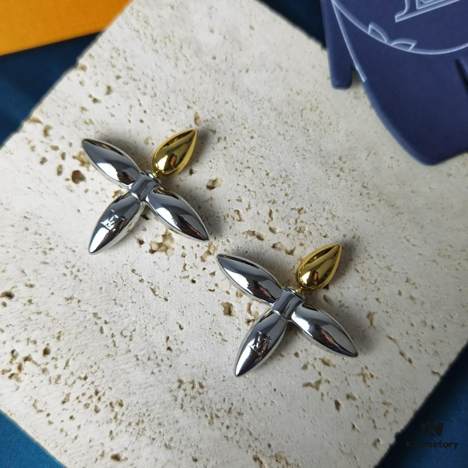 Lousiette Stud Earrings Subtly Presenting the Quiet Bloom of Monogram Flowers