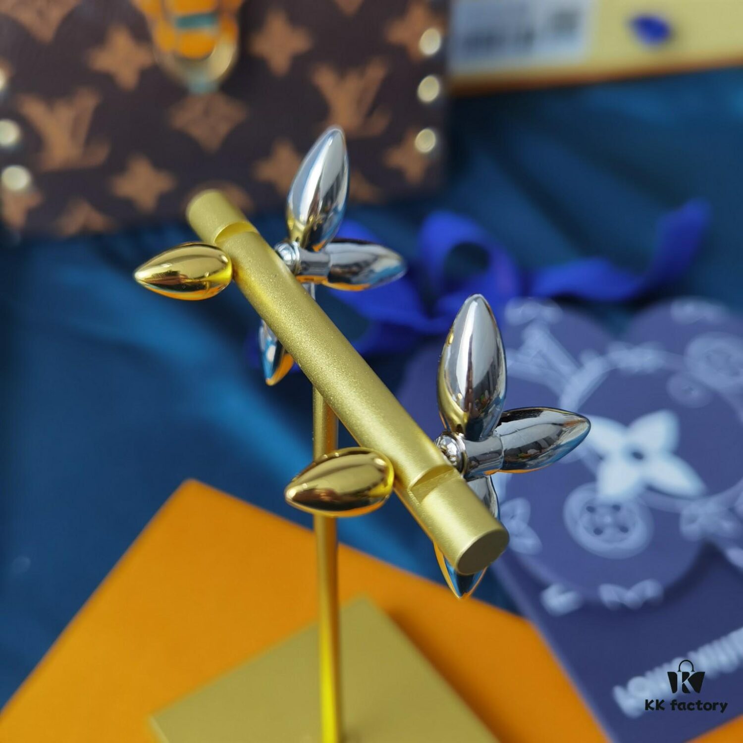 Lousiette Stud Earrings Subtly Presenting the Quiet Bloom of Monogram Flowers