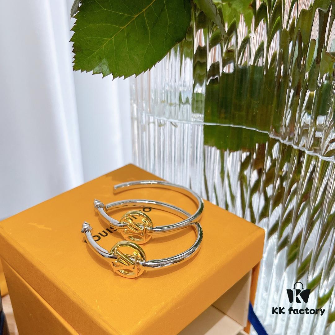 LV 2022 New Arrival Gold and Silver Dual-Tone Crescent Hook Earrings Louis Vuitton Luxury Custom Thick Gold Plating One-to-One Craftsmanship