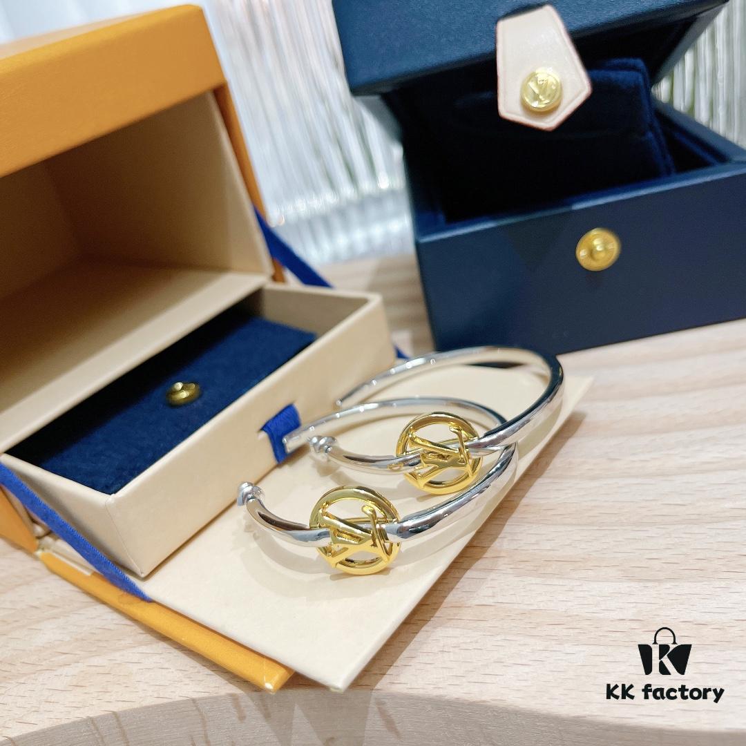 LV 2022 New Arrival Gold and Silver Dual-Tone Crescent Hook Earrings Louis Vuitton Luxury Custom Thick Gold Plating One-to-One Craftsmanship