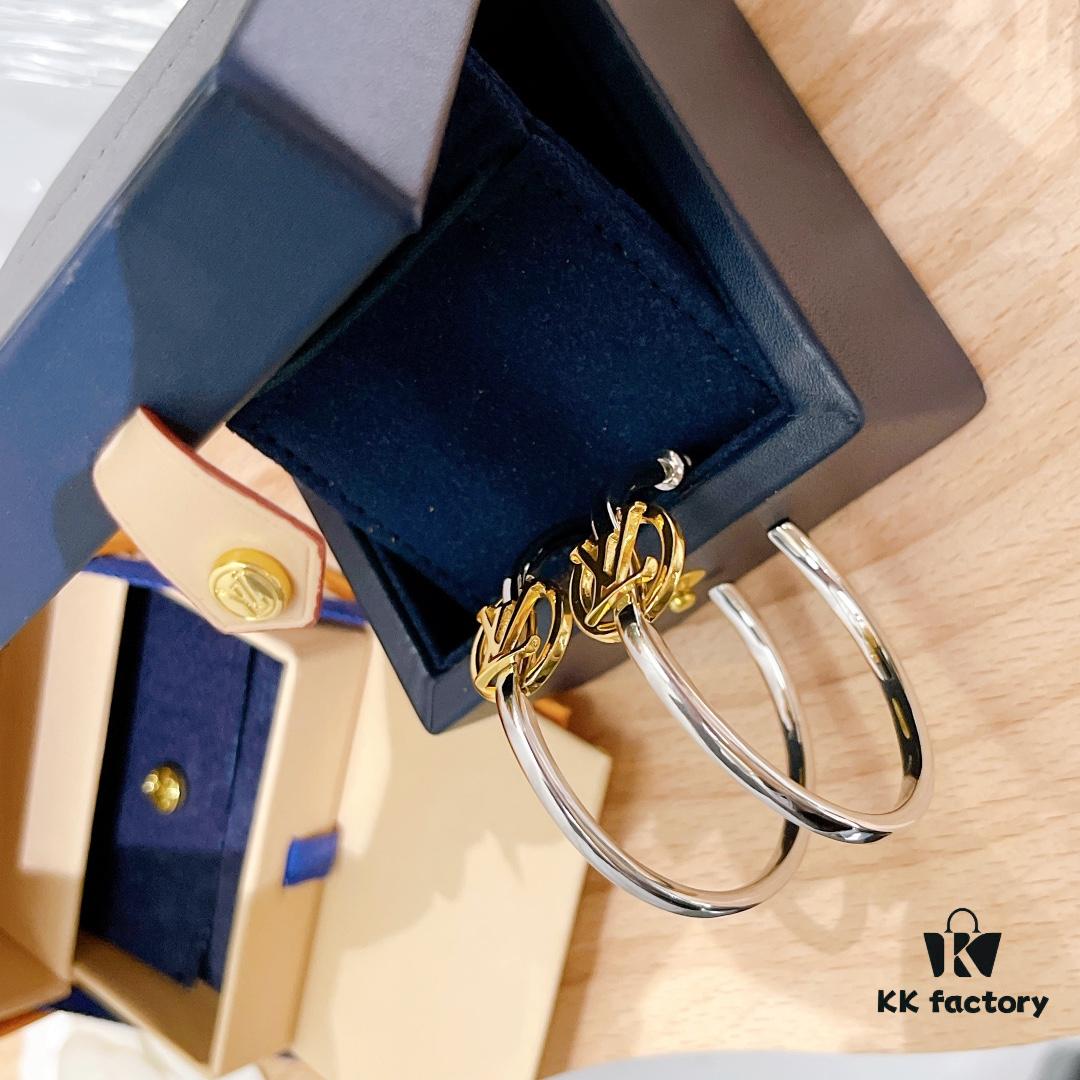 LV 2022 New Arrival Gold and Silver Dual-Tone Crescent Hook Earrings Louis Vuitton Luxury Custom Thick Gold Plating One-to-One Craftsmanship