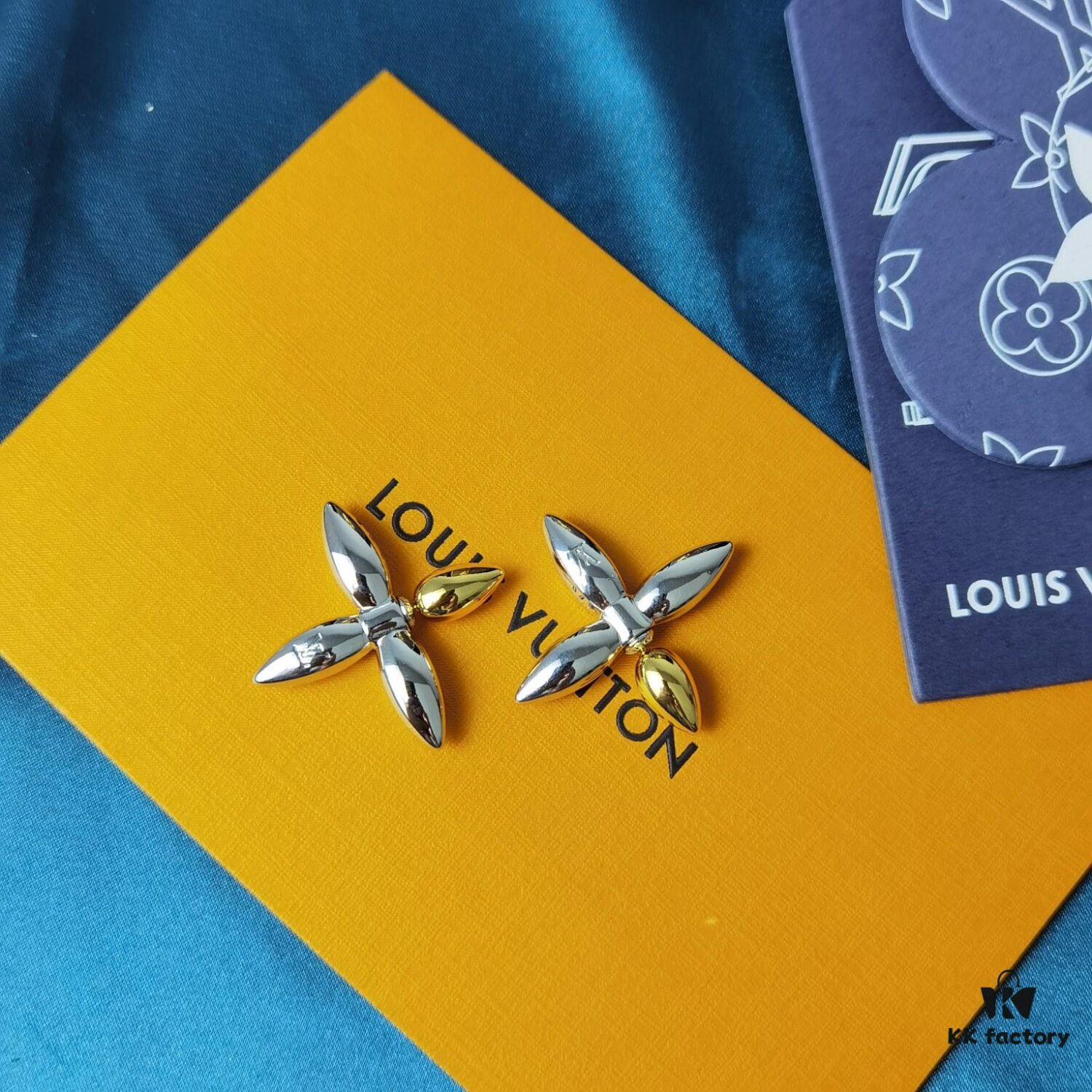 Lousiette Stud Earrings Subtly Presenting the Quiet Bloom of Monogram Flowers