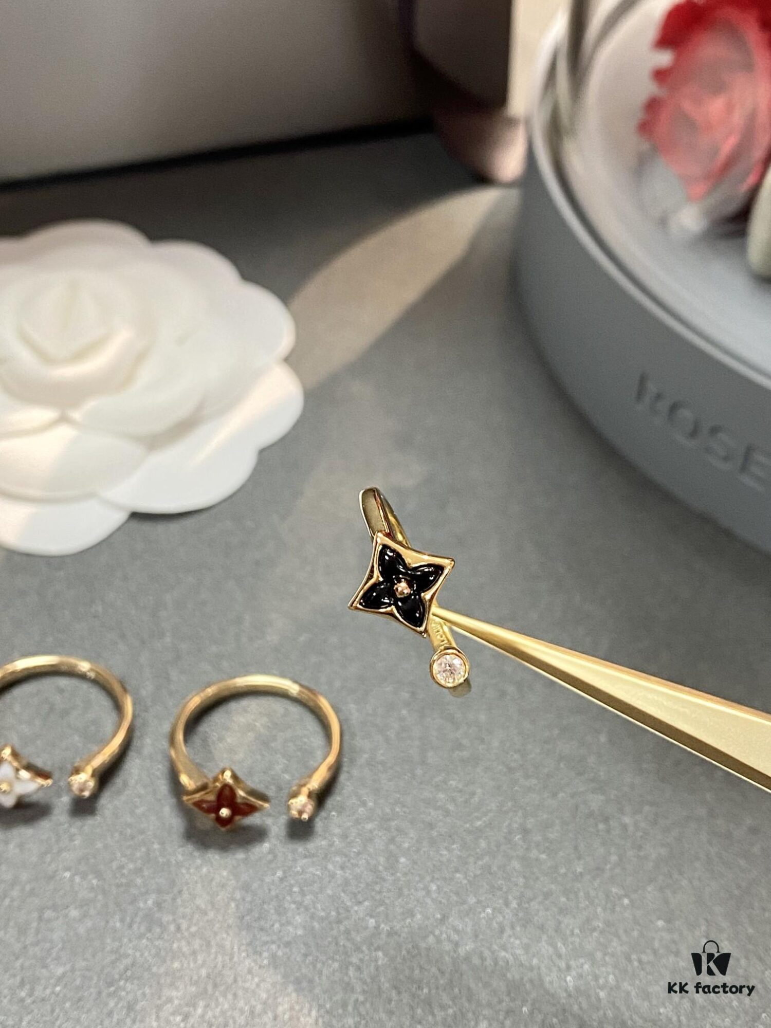 New Arrival Louis Vuitton LV Mother-of-Pearl Clover Double Flower Ring Set, Minimalist and Elegant Style, Classic Versatile Jewelry, Premium German-Imported V Gold Plated with Thick Gold Coating, Default Rose Gold, Available in Yellow and White Gold