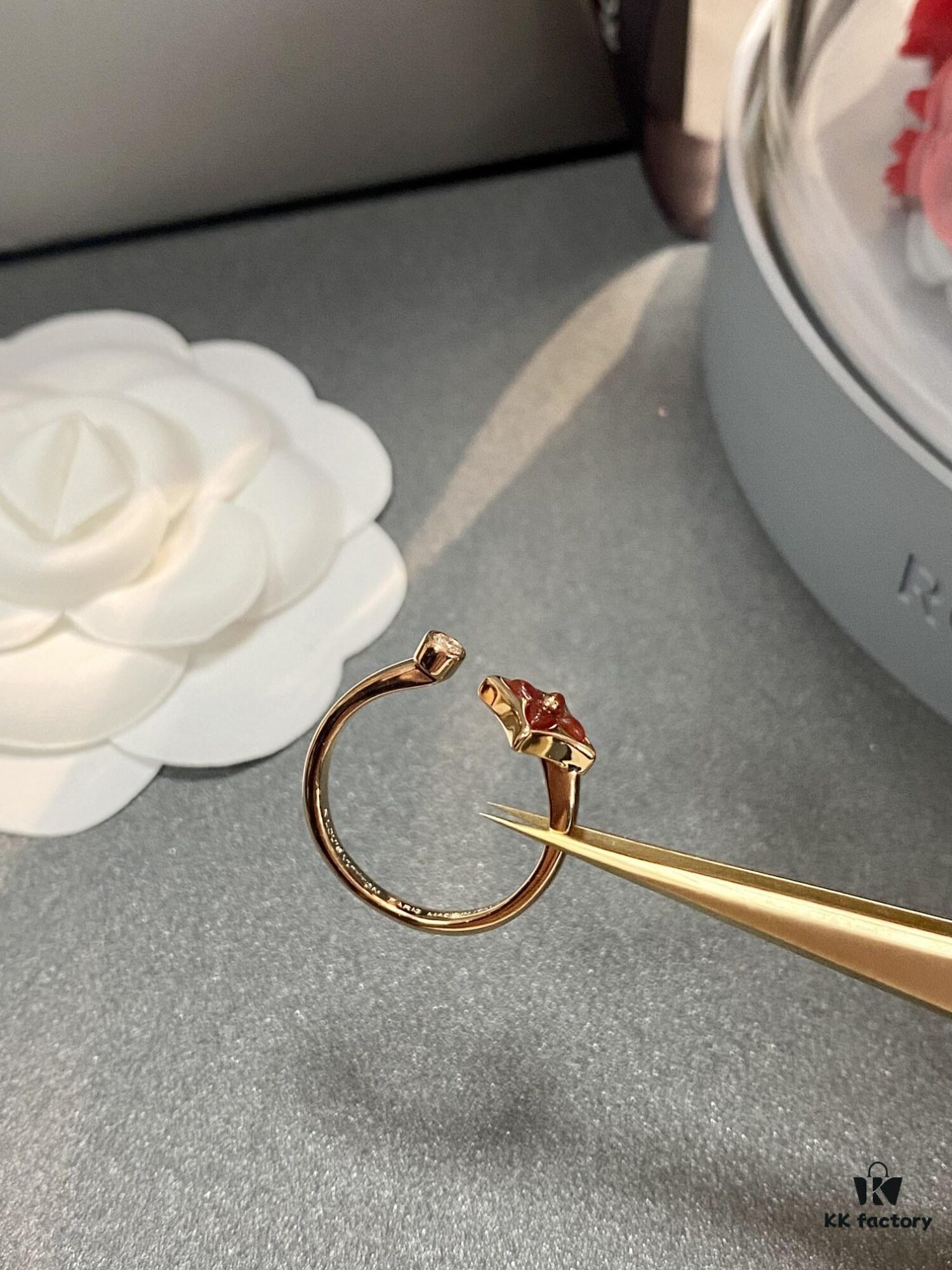 New Arrival Louis Vuitton LV Mother-of-Pearl Clover Double Flower Ring Set, Minimalist and Elegant Style, Classic Versatile Jewelry, Premium German-Imported V Gold Plated with Thick Gold Coating, Default Rose Gold, Available in Yellow and White Gold
