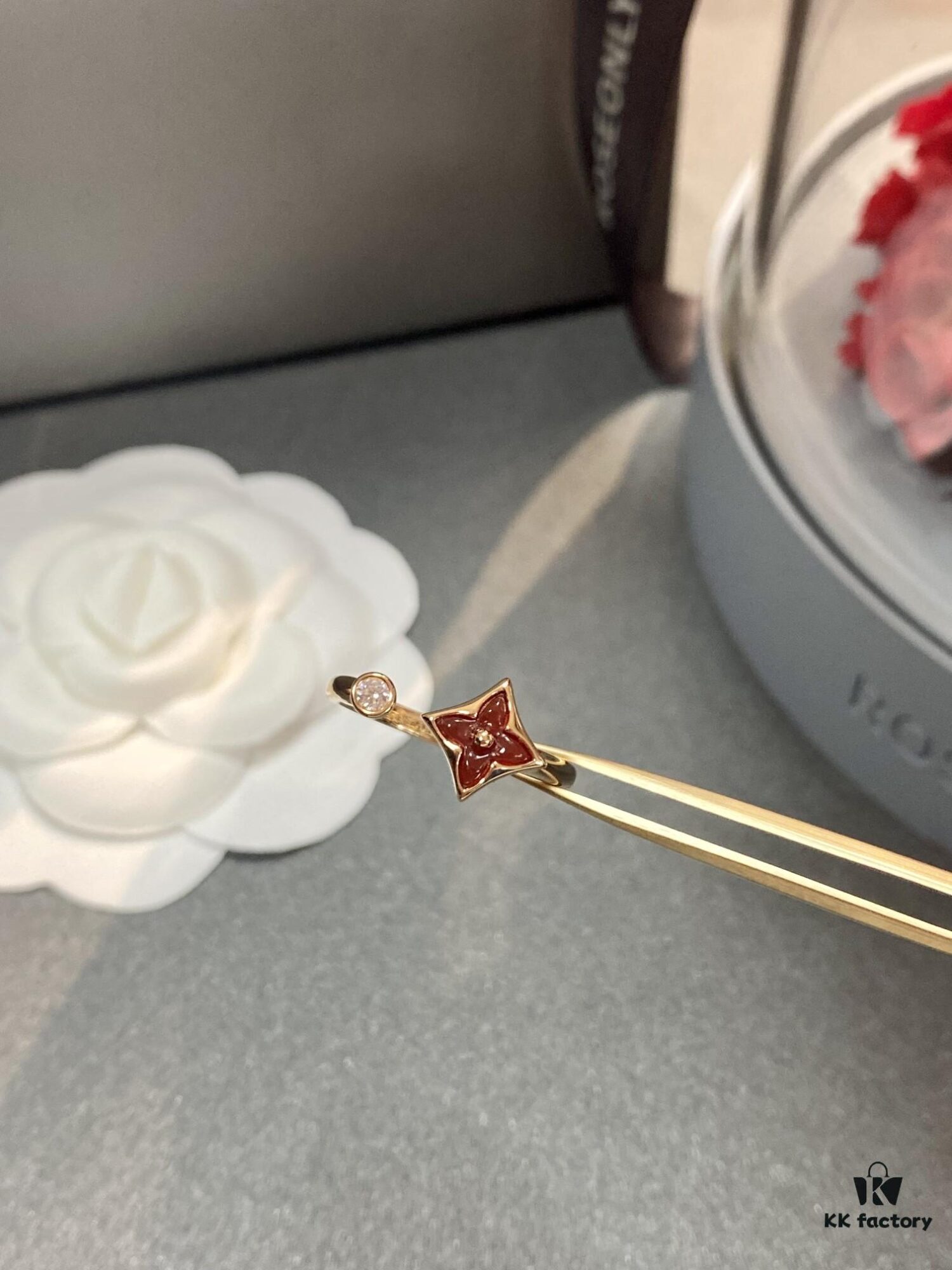 New Arrival Louis Vuitton LV Mother-of-Pearl Clover Double Flower Ring Set, Minimalist and Elegant Style, Classic Versatile Jewelry, Premium German-Imported V Gold Plated with Thick Gold Coating, Default Rose Gold, Available in Yellow and White Gold