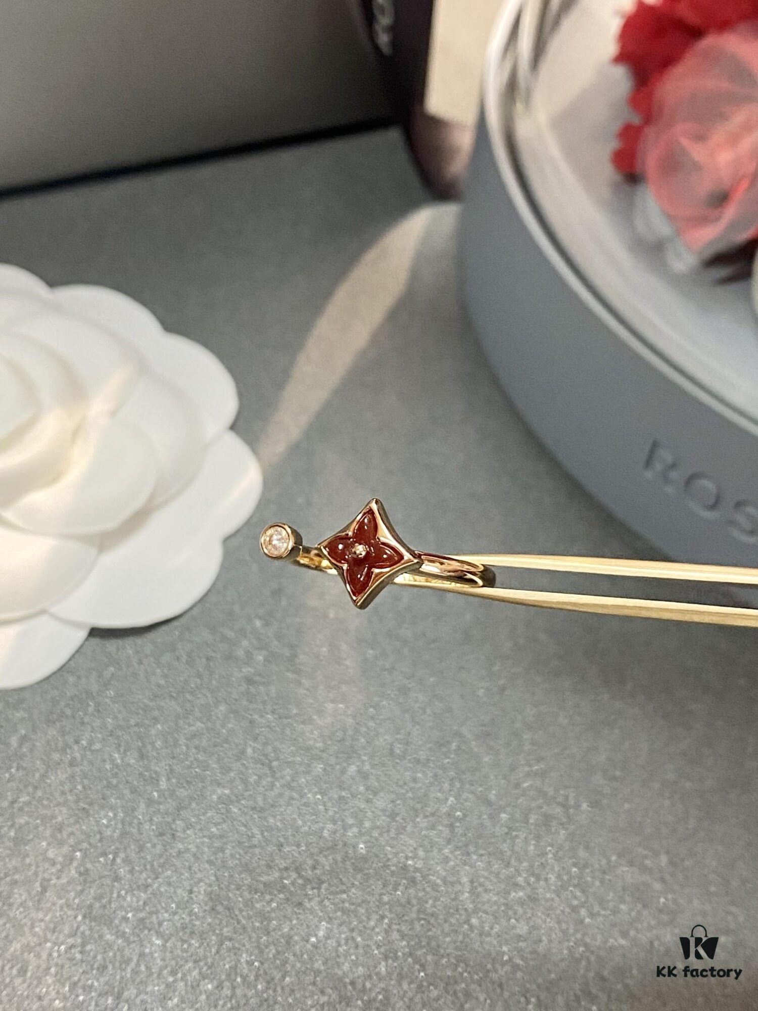 New Arrival Louis Vuitton LV Mother-of-Pearl Clover Double Flower Ring Set, Minimalist and Elegant Style, Classic Versatile Jewelry, Premium German-Imported V Gold Plated with Thick Gold Coating, Default Rose Gold, Available in Yellow and White Gold