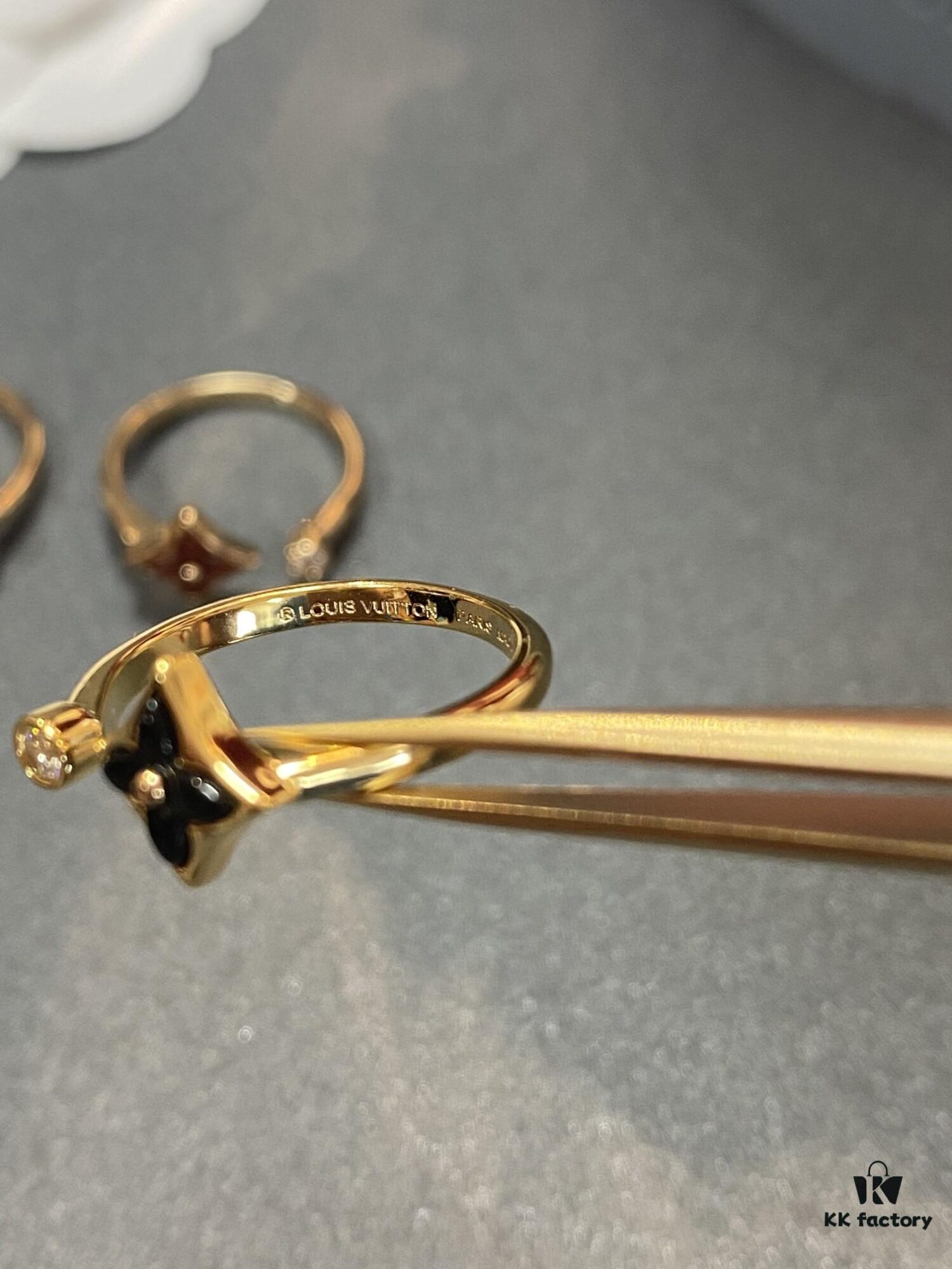 New Arrival Louis Vuitton LV Mother-of-Pearl Clover Double Flower Ring Set, Minimalist and Elegant Style, Classic Versatile Jewelry, Premium German-Imported V Gold Plated with Thick Gold Coating, Default Rose Gold, Available in Yellow and White Gold