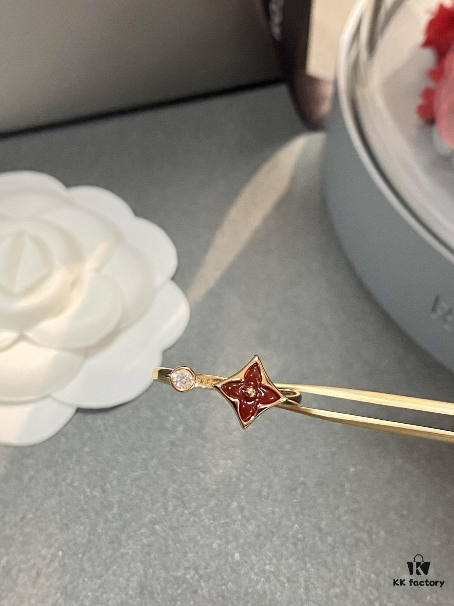New Arrival Louis Vuitton LV Mother-of-Pearl Clover Double Flower Ring Set, Minimalist and Elegant Style, Classic Versatile Jewelry, Premium German-Imported V Gold Plated with Thick Gold Coating, Default Rose Gold, Available in Yellow and White Gold