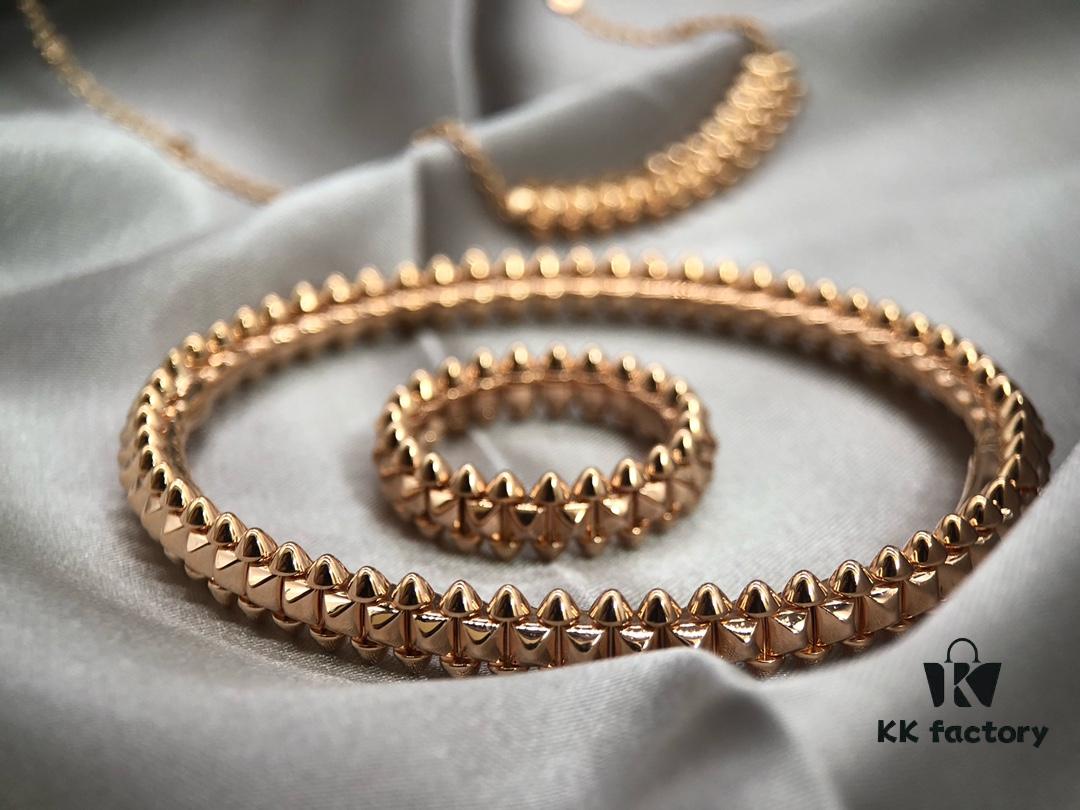 Although the stud elements appear sharp and edgy, they feel surprisingly delicate when worn ❤️