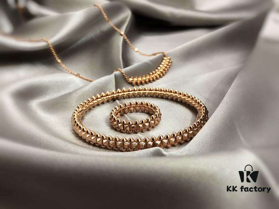 Although the stud elements appear sharp and edgy, they feel surprisingly delicate when worn ❤️