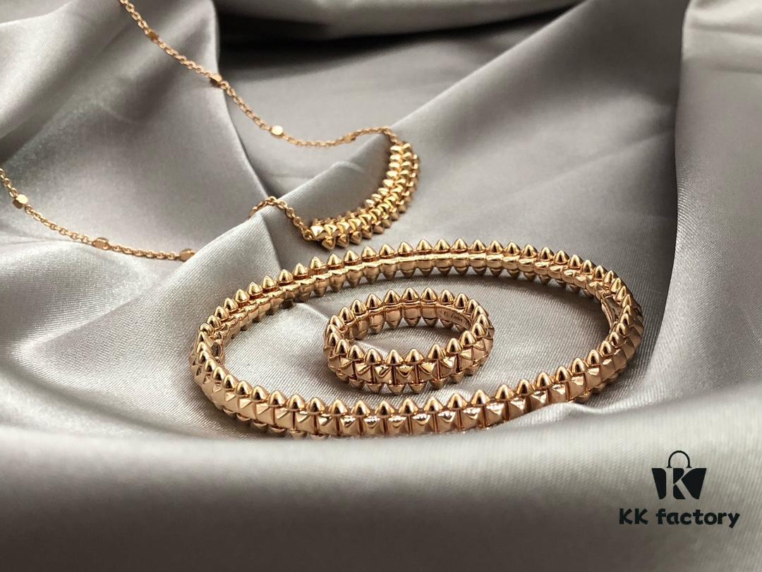 Although the stud elements appear sharp and edgy, they feel surprisingly delicate when worn ❤️