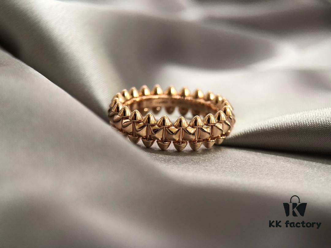Cartier This ring features a highly neutral design with a slightly bold aesthetic. As soon as this new arrival was released, it instantly captivated attention. Breaking away from traditional geometric shapes, this collection showcases exquisite and sophisticated jewelry craftsmanship. Upon closer inspection, light plays beautifully among the various stud and rivet elements—an impeccable precision that commands admiration. Despite the sharp, edgy appearance of the rivets, the ring is surprisingly smooth and comfortable to wear—truly delivering an exceptional wearing experience without scratching the skin. Each tiny rivet can even rotate independently. Crafted from V-gold material with 1-micron thick gold plating for superior color retention