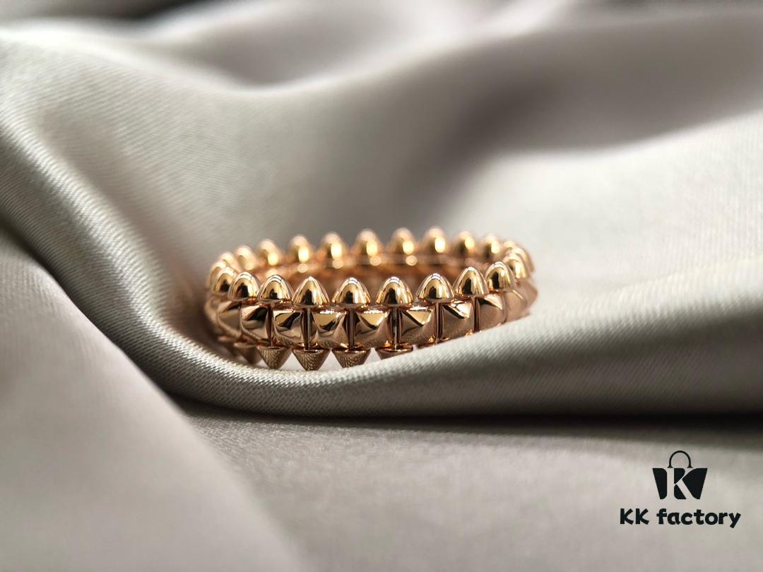 Cartier This ring features a highly neutral design with a slightly bold aesthetic. As soon as this new arrival was released, it instantly captivated attention. Breaking away from traditional geometric shapes, this collection showcases exquisite and sophisticated jewelry craftsmanship. Upon closer inspection, light plays beautifully among the various stud and rivet elements—an impeccable precision that commands admiration. Despite the sharp, edgy appearance of the rivets, the ring is surprisingly smooth and comfortable to wear—truly delivering an exceptional wearing experience without scratching the skin. Each tiny rivet can even rotate independently. Crafted from V-gold material with 1-micron thick gold plating for superior color retention