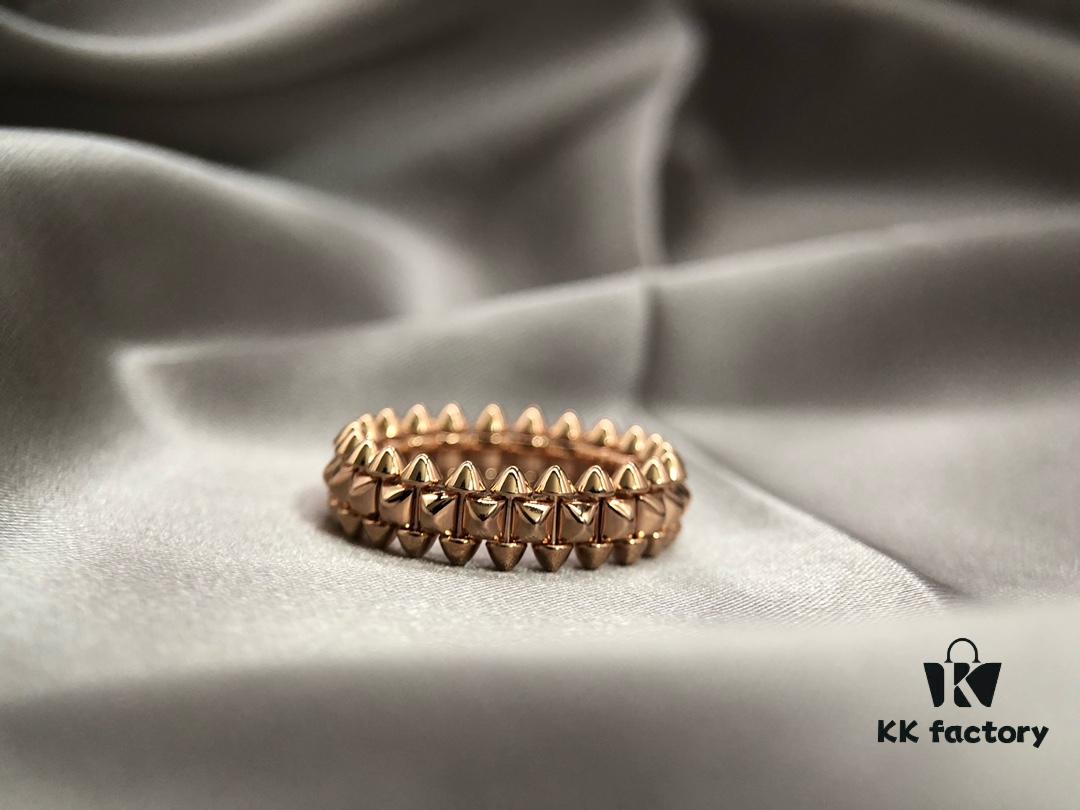 Cartier This ring features a highly neutral design with a slightly bold aesthetic. As soon as this new arrival was released, it instantly captivated attention. Breaking away from traditional geometric shapes, this collection showcases exquisite and sophisticated jewelry craftsmanship. Upon closer inspection, light plays beautifully among the various stud and rivet elements—an impeccable precision that commands admiration. Despite the sharp, edgy appearance of the rivets, the ring is surprisingly smooth and comfortable to wear—truly delivering an exceptional wearing experience without scratching the skin. Each tiny rivet can even rotate independently. Crafted from V-gold material with 1-micron thick gold plating for superior color retention