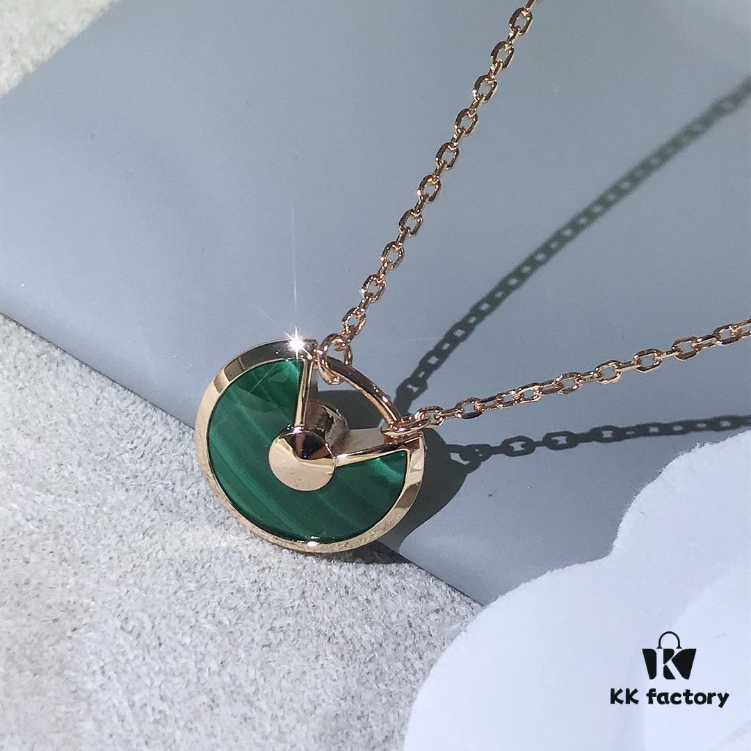 Carter Amulette Pendant Necklace - Malachite (Good Luck Charm)
