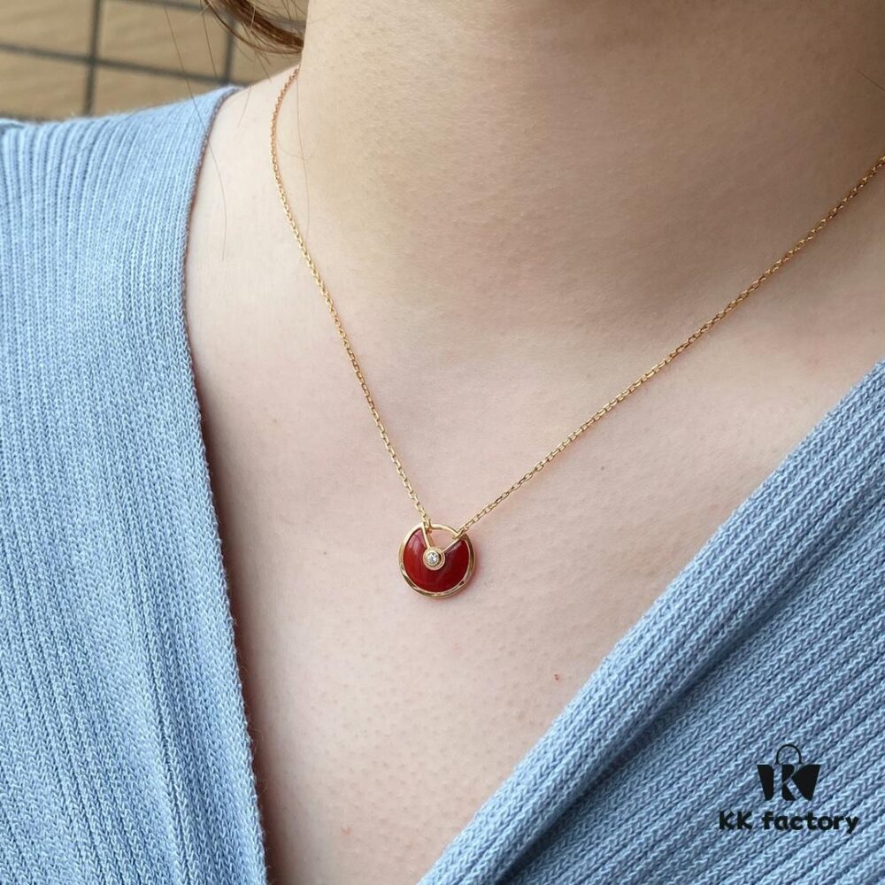 V Gold Plated Mimi Gold, Newly Upgraded CNC Version! Cartier Amulette Necklace, Amulette de Cartier Jewelry – The Most Popular Customized Real Gold Design! Conveying Deep Emotions Through Various Guardian Stones, It Resembles A Protective Talisman Or A Lock Of Promises, Whispering Inner Desires And Secret Words! Stunningly Beautiful, Unbelievably Gorgeous! Exquisite Craftsmanship With Authentic Gold Texture. Latest Thick Gold Electroplating Technology For Superior Color Retention. The Highest Quality Version Online – Compare And See The Difference! Challenge Accepted!