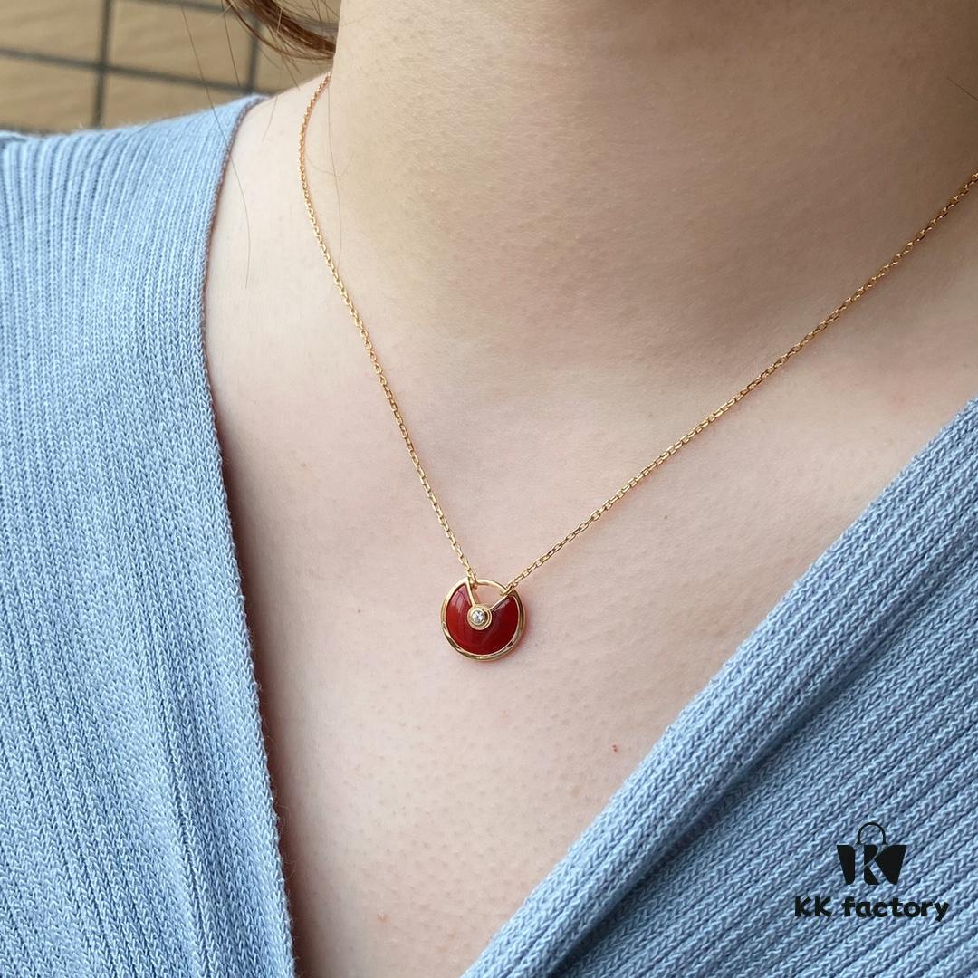 V Gold Plated Mimi Gold, Newly Upgraded CNC Version! Cartier Amulette Necklace, Amulette de Cartier Jewelry – The Most Popular Customized Real Gold Design! Conveying Deep Emotions Through Various Guardian Stones, It Resembles A Protective Talisman Or A Lock Of Promises, Whispering Inner Desires And Secret Words! Stunningly Beautiful, Unbelievably Gorgeous! Exquisite Craftsmanship With Authentic Gold Texture. Latest Thick Gold Electroplating Technology For Superior Color Retention. The Highest Quality Version Online – Compare And See The Difference! Challenge Accepted!