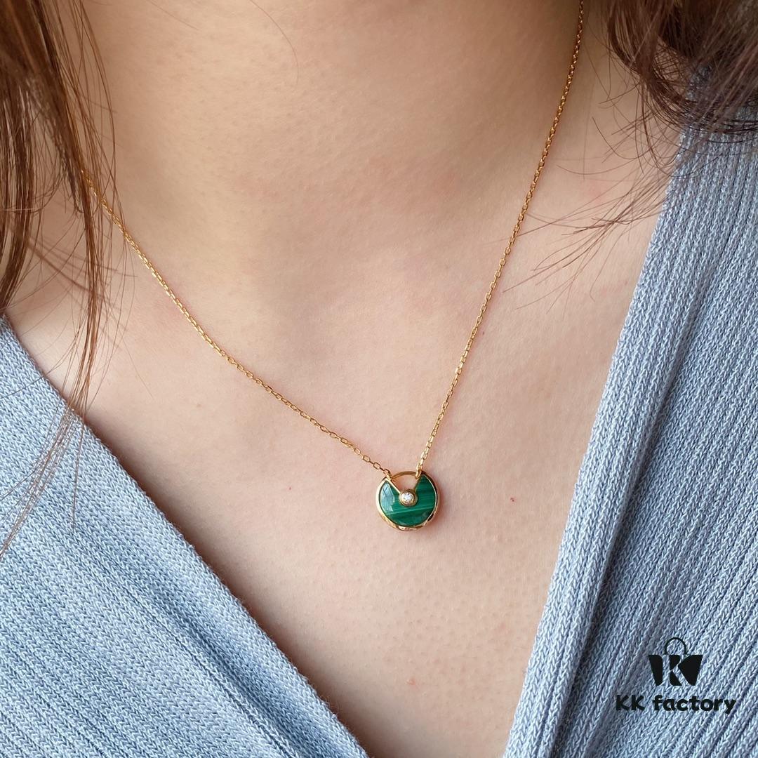 V Gold Plated Mimi Gold, Newly Upgraded CNC Version! Cartier Amulette Necklace, Amulette de Cartier Jewelry – The Most Popular Customized Real Gold Design! Conveying Deep Emotions Through Various Guardian Stones, It Resembles A Protective Talisman Or A Lock Of Promises, Whispering Inner Desires And Secret Words! Stunningly Beautiful, Unbelievably Gorgeous! Exquisite Craftsmanship With Authentic Gold Texture. Latest Thick Gold Electroplating Technology For Superior Color Retention. The Highest Quality Version Online – Compare And See The Difference! Challenge Accepted!