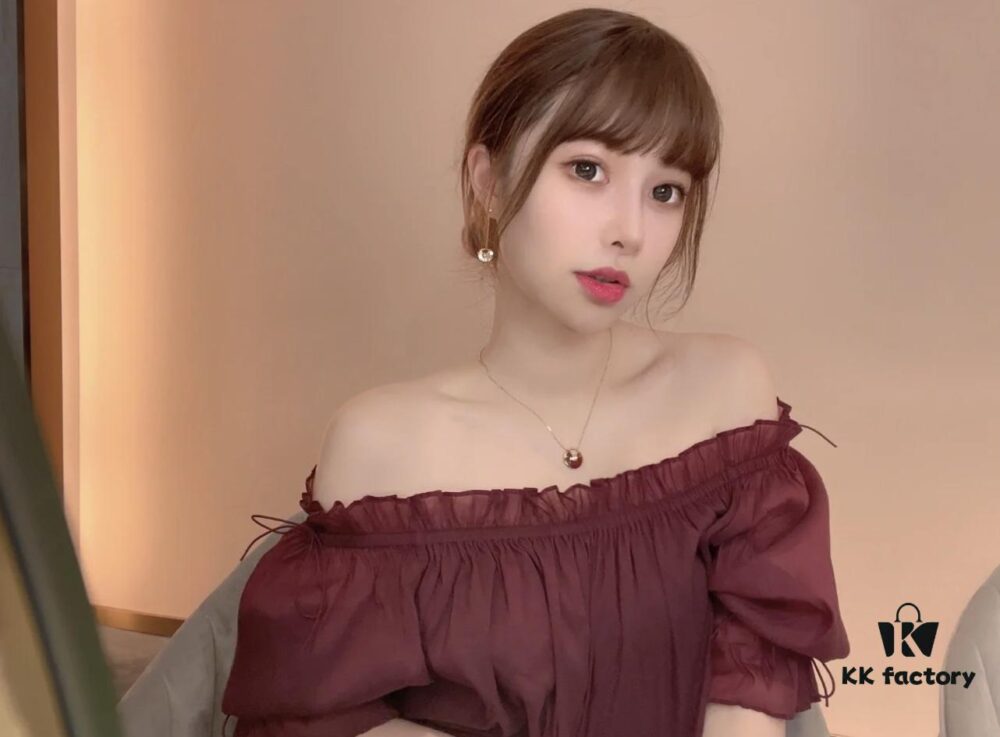 Wearing it in summer brings a naturally soft and refreshing vibe, perfectly complementing the skin tone — truly a divine everyday accessory!