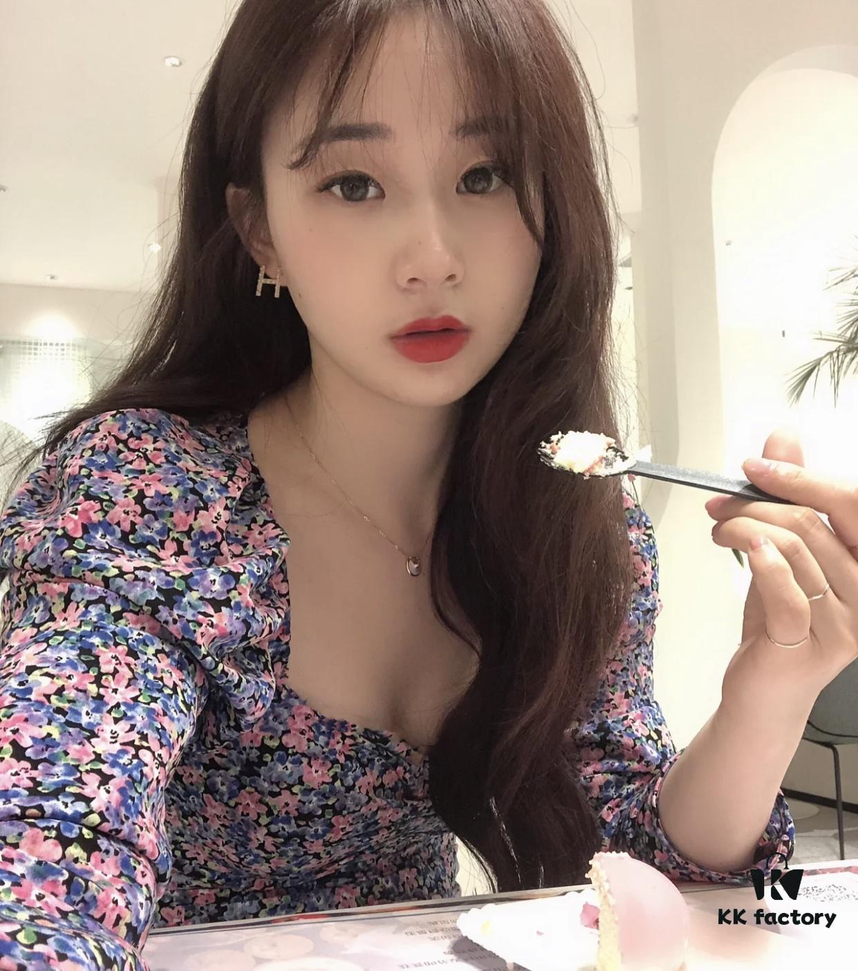 Elegant and Simple Collarbone Chain – A Timeless Accessory That Appeals to Every Woman