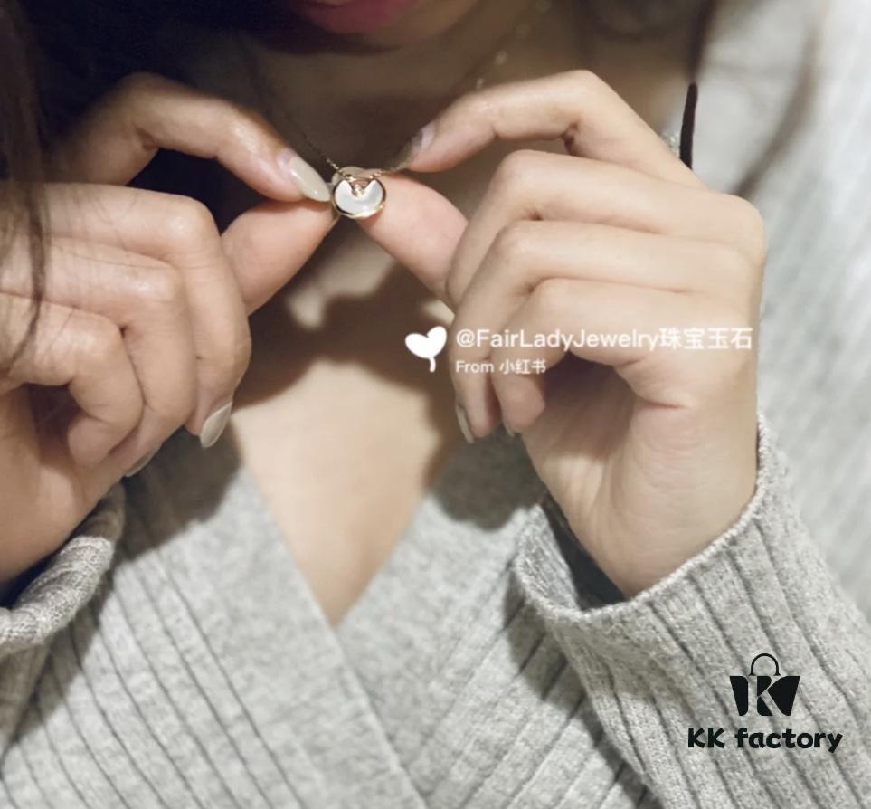 Sparkling and adorable, with a minimalist design that exudes an ethereal charm! Especially complements V-neck outfits by beautifully accentuating the collarbone lines 😘