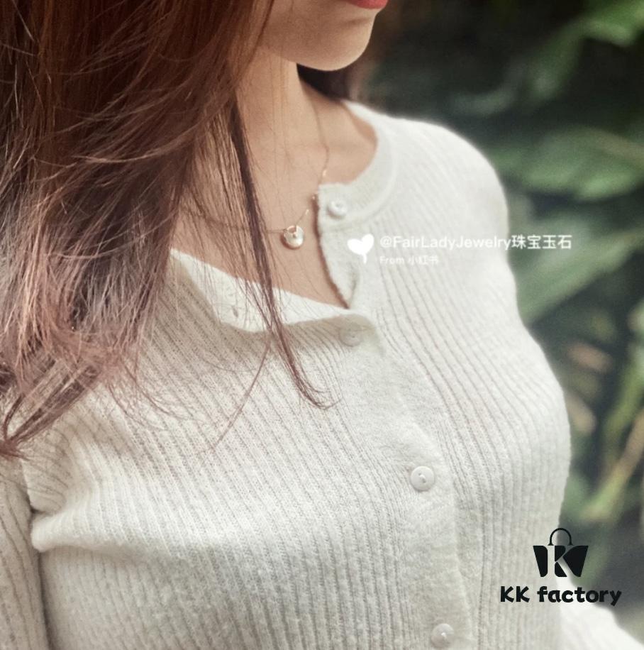 Sparkling and adorable, with a minimalist design that exudes an ethereal charm! Especially complements V-neck outfits by beautifully accentuating the collarbone lines 😘