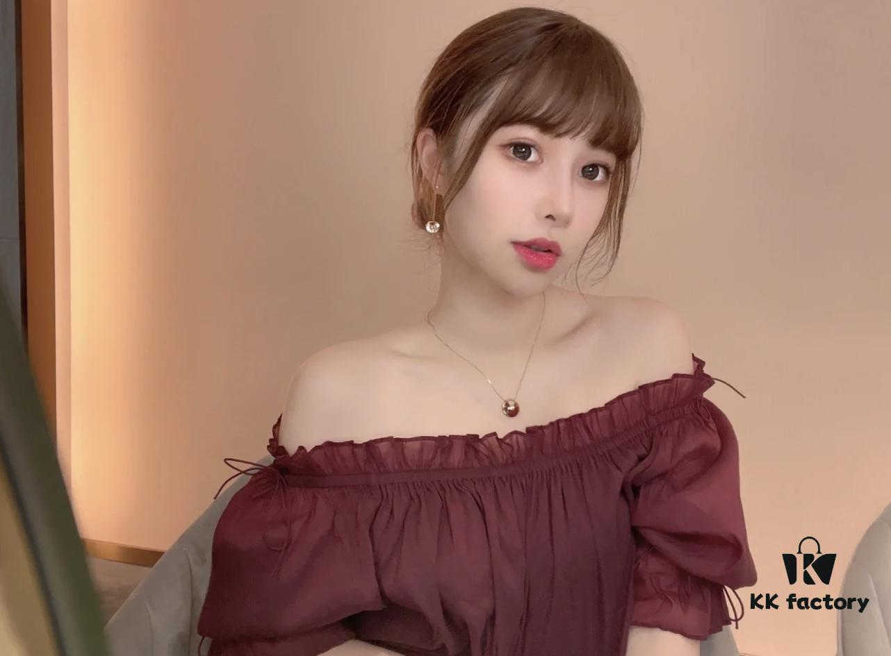 Sparkling and adorable, with a minimalist design that exudes an ethereal charm! Especially complements V-neck outfits by beautifully accentuating the collarbone lines 😘