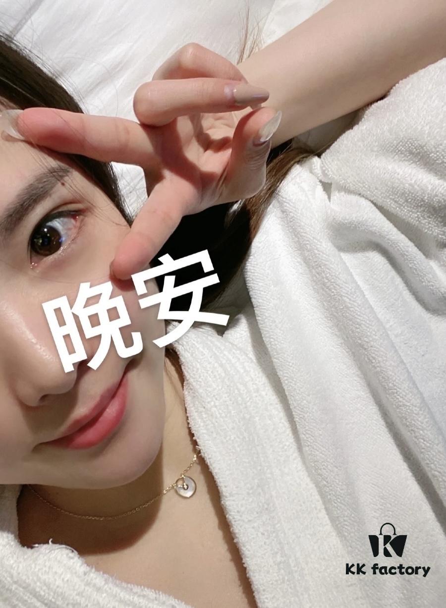 Sparkling and adorable, with a minimalist design that exudes an ethereal charm! Especially complements V-neck outfits by beautifully accentuating the collarbone lines 😘