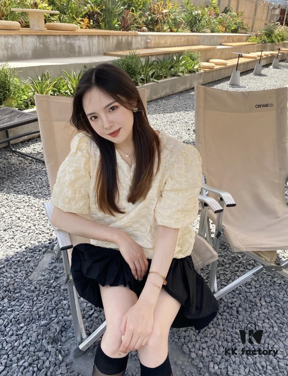 Sparkling and adorable, with a minimalist design that exudes an ethereal charm! Especially complements V-neck outfits by beautifully accentuating the collarbone lines 😘