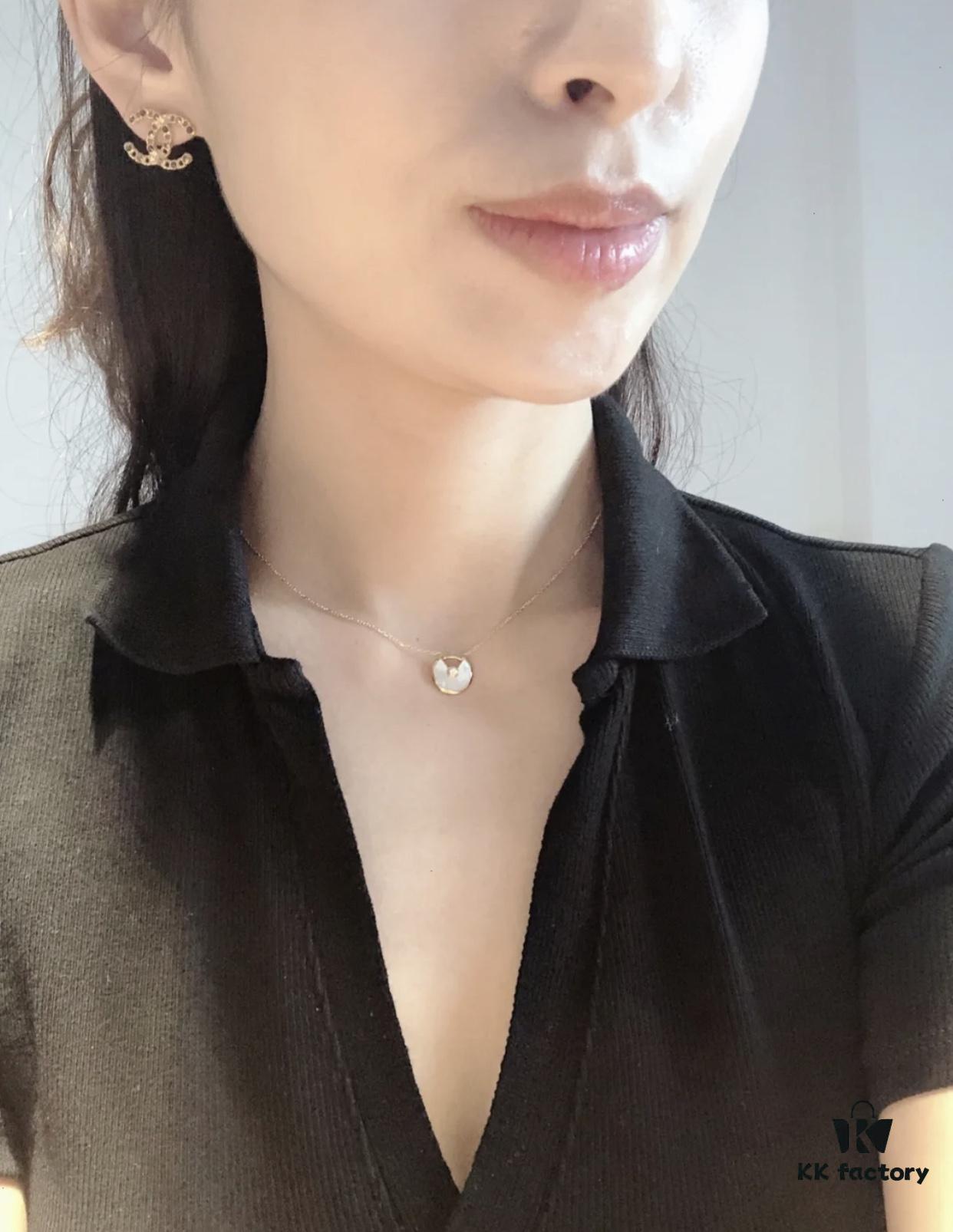 Classic Amulet Necklace, a Timeless Piece I've Worn for Four Years – Effortlessly Matches Any Style