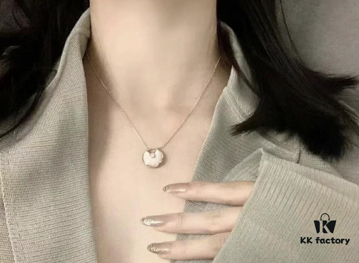 Classic Amulet Necklace, a Timeless Piece I've Worn for Four Years – Effortlessly Matches Any Style