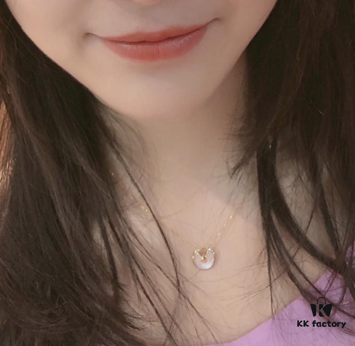 Classic Amulet Necklace, a Timeless Piece I've Worn for Four Years – Effortlessly Matches Any Style