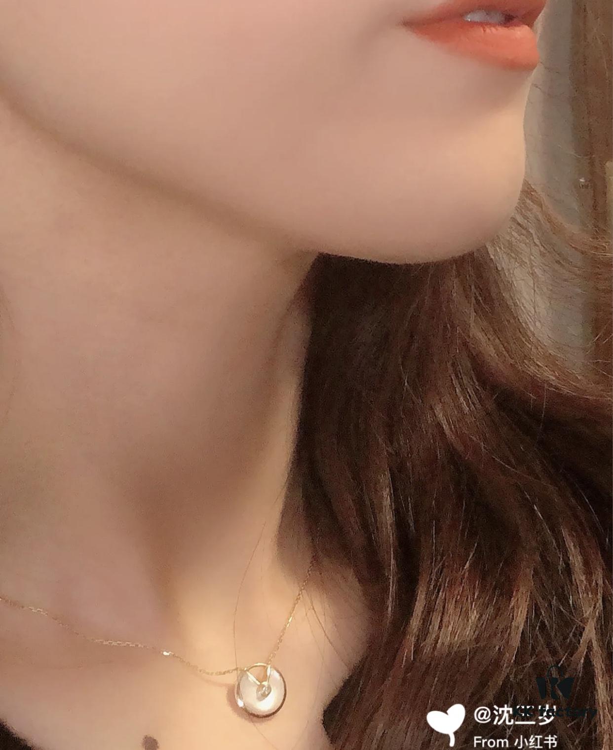 Classic Amulet Necklace, a Timeless Piece I've Worn for Four Years – Effortlessly Matches Any Style