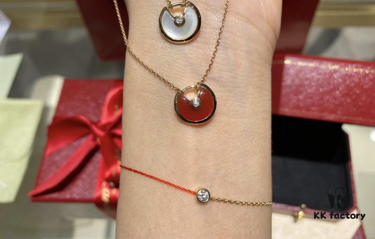 Two colors arranged today, red represents health, white represents protection, a destined connection at first sight, with each piece carrying such beautiful meaning. Owning it is like possessing supernatural magic, ensuring you won't want to take it off once worn.