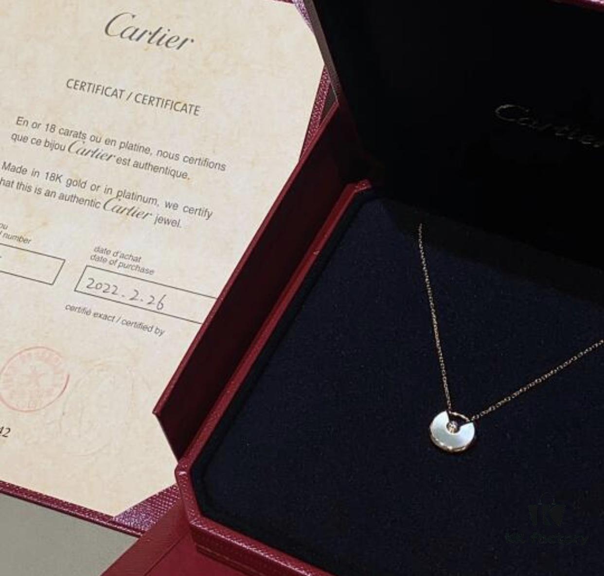 Two colors arranged today, red represents health, white represents protection, a destined connection at first sight, with each piece carrying such beautiful meaning. Owning it is like possessing supernatural magic, ensuring you won't want to take it off once worn.