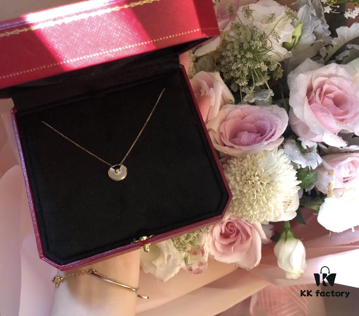 Two colors arranged today, red represents health, white represents protection, a destined connection at first sight, with each piece carrying such beautiful meaning. Owning it is like possessing supernatural magic, ensuring you won't want to take it off once worn.