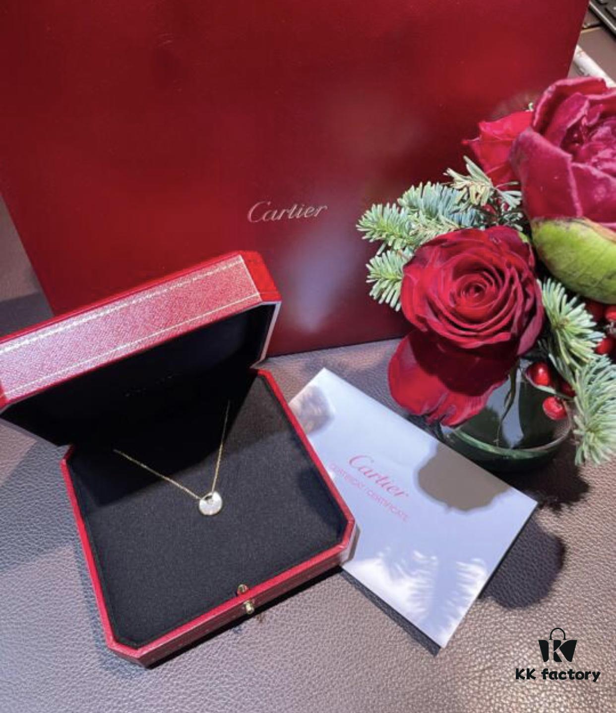 Two colors arranged today, red represents health, white represents protection, a destined connection at first sight, with each piece carrying such beautiful meaning. Owning it is like possessing supernatural magic, ensuring you won't want to take it off once worn.