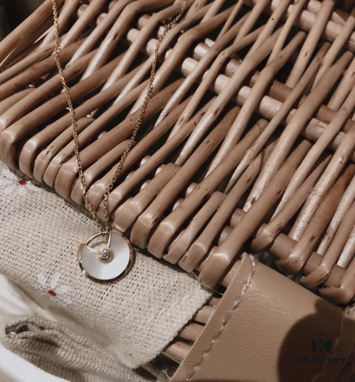 Two colors arranged today, red represents health, white represents protection, a destined connection at first sight, with each piece carrying such beautiful meaning. Owning it is like possessing supernatural magic, ensuring you won't want to take it off once worn.