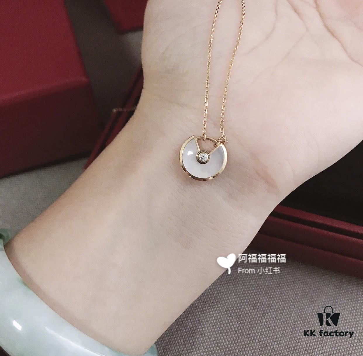 Two colors arranged today, red represents health, white represents protection, a destined connection at first sight, with each piece carrying such beautiful meaning. Owning it is like possessing supernatural magic, ensuring you won't want to take it off once worn.